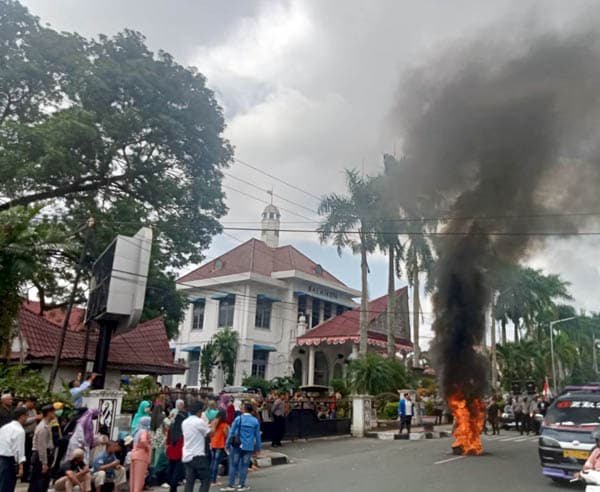 massa_gemuruh_gelar_aksi_bakar_ban_di_depan_kantor_wali_kota_siantar