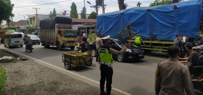 massa_gerilyawan_usi_sandera_satu_unit_truk_pengangkut_kayu