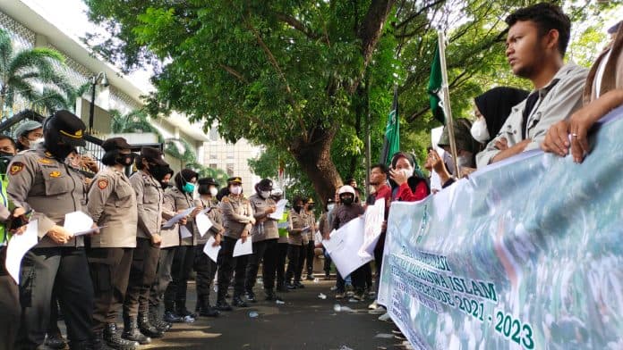massa_hmi_sumut_bakar_ban_sebut_kenaikan_bbm_buat_rakyat_kecil_kian_terjepit