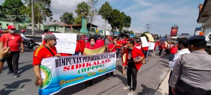 massa_hppps_demo_ke_dprd_dairi_pedagang_ngaku_teraniaya_dan_terintimidasi
