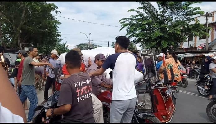 massa_jarah_bal_press_dari_gudang_perusahaan_ekspedisi_di_tanjungbalai