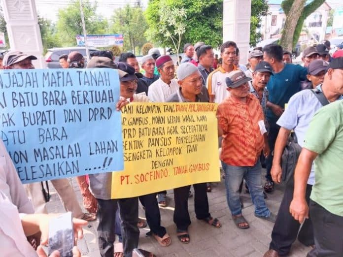 massa_minta_dprd_batu_bara_bentuk_pansus_penyerobotan_lahan_oleh_pt_socfindo