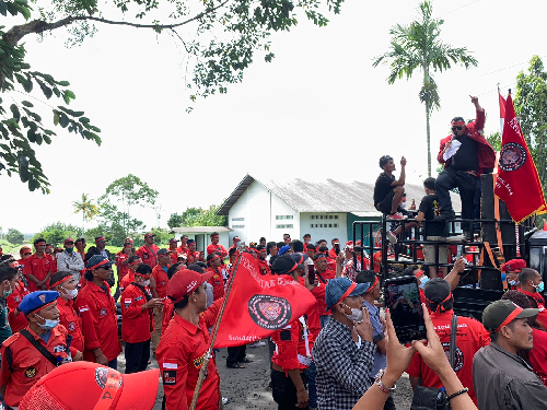 massa_pbb_simalungun_tolak_penanaman_sawit_di_kebun_bah_butong