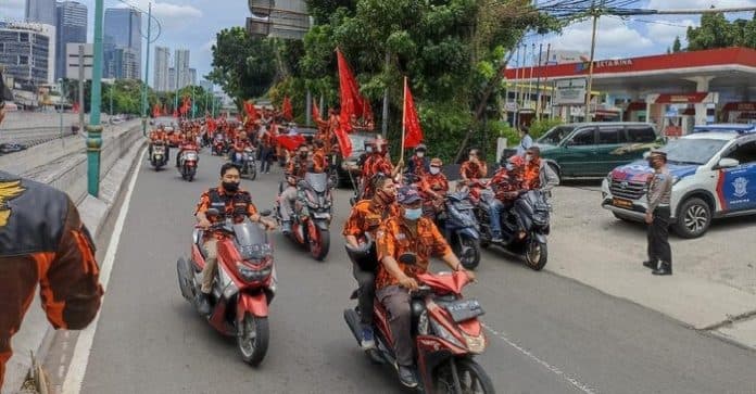 massa_pemuda_pancasila_ke_dpr_demo_tuntut_junimart_girsang_minta_maaf
