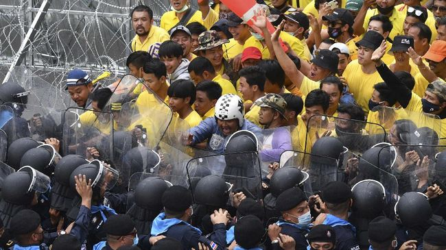 massa_pendemo_thailand_bentrok_dengan_polisi_41_terluka