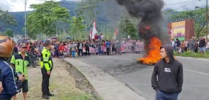 massa_penggarap_bumi_perkemahan_sibolangit_blokir_jalan_arus_lalin_medan_tanah_karo_lumpuh_total