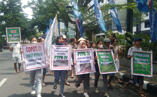 massa_saling_unjuk_rasa_di_dprd_sumut_tolak_konversi_teh_ke_sawit