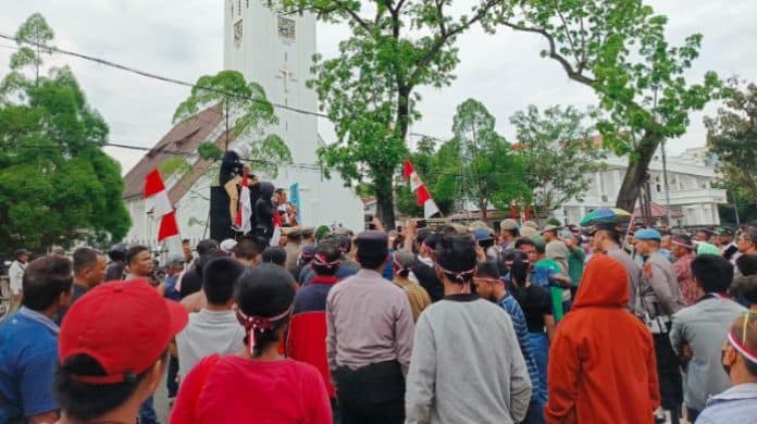 massa_tuntut_pemprov_sumut_beri_kejelasan_lahan_eks_hgu_helvetia