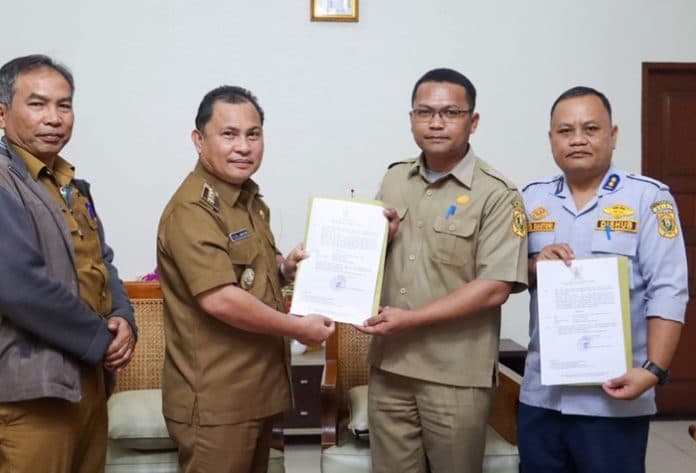 masuki_purna_tugas_pj_bupati_dairi_serahkan_sk_plt_kadisdik_dan_kadishub