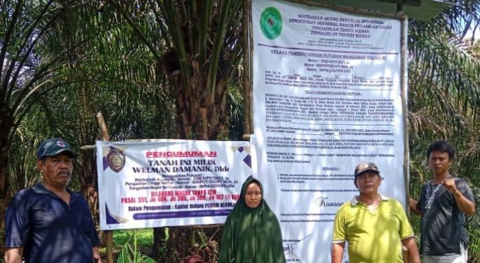 masyarakat_adat_pasang_spanduk_di_kebun_pt_sra_sergai