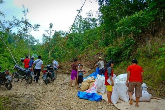 masyarakat_berharap_pemerintah_tangani_jalan_longsor_di_nias