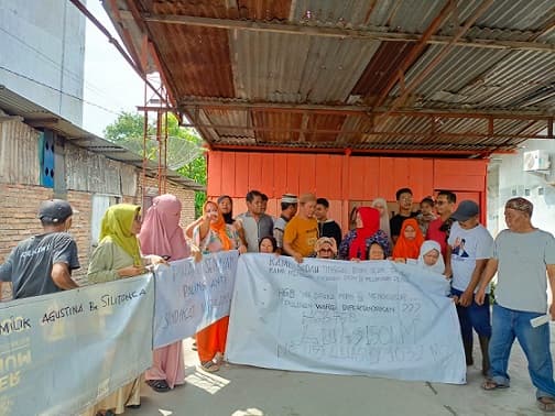 masyarakat_berikan_perlawanan_penggusuran_di_jalan_ade_irma_tertunda