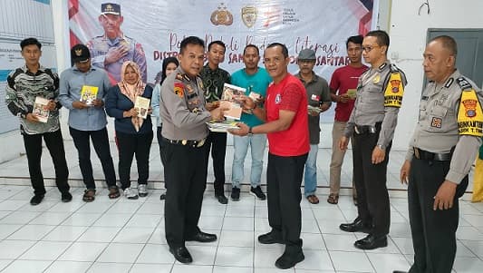 masyarakat_di_desa_binjai_sergai_terima_puluhan_buku_bercocok_tanam_hingga_cerita_rakyat