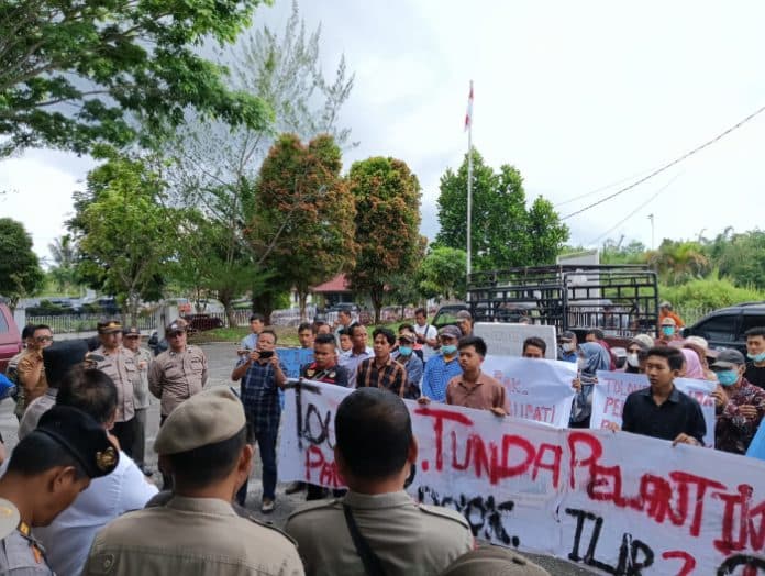 masyarakat_dolok_ilir_ii_demo_minta_pelantikan_pangulu_terpilih_ditunda