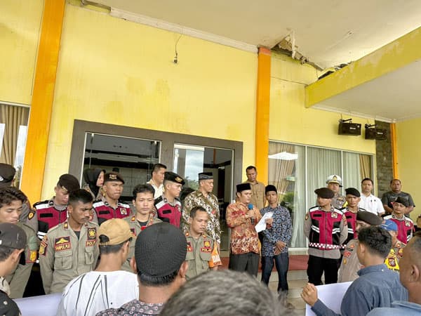 masyarakat_luat_aek_nabara_unjuk_rasa_ke_kantor_bupati_padang_lawas