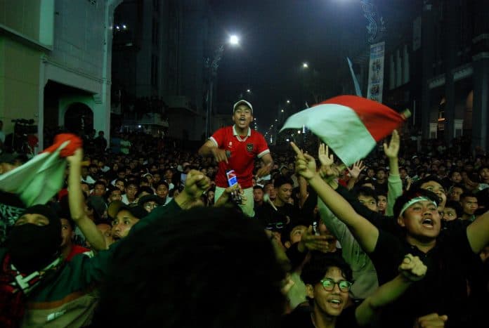masyarakat_padati_jalan_kesawan_medan_untuk_nobar_indonesia_uzbekistan_u_23