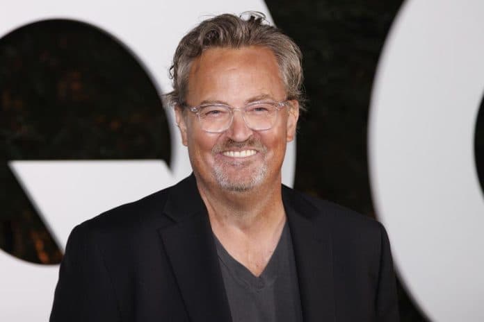matthew_perry_ditemukan_meninggal_di_dalam_bak_mandi_rumahnya