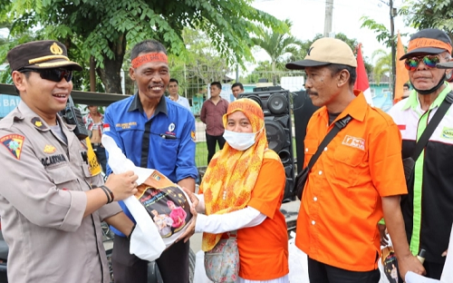 may_day_2023_exco_partai_buruh_gelar_pawai_damai_dan_baksos_di_tanjungbalai