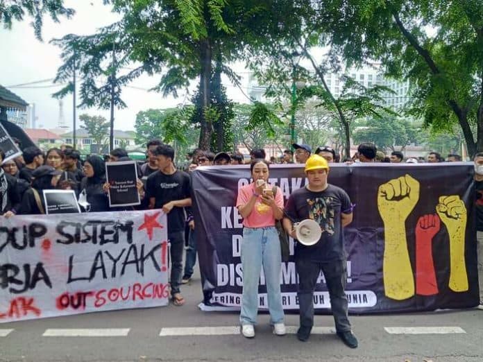 may_day_aliansi_kemarahan_buruh_dan_rakyat_sumut_sampaikan_10_tuntutan_ke_dprd