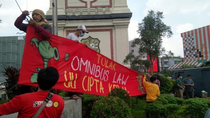may_day_soroti_uu_cipta_kerja_buruh_orasi_di_bundaran_gatot_subroto_medan