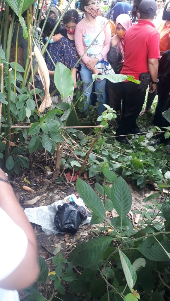 mayat_bayi_di_lapangan_merdeka_siantar_aritonangkutengok_plastik_itu_ada_putih_putihnya