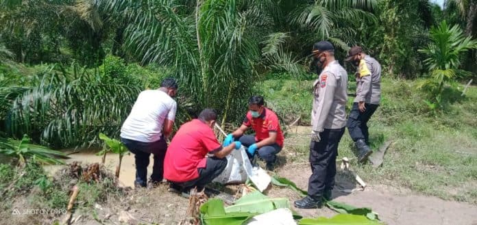mayat_bayi_laki_laki_dimasukkan_dalam_goni_lalu_dibuang_ke_sungai_di_asahan