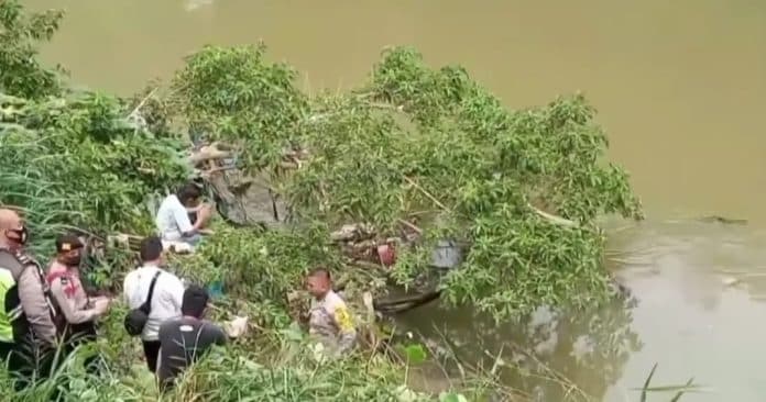 mayat_diduga_korban_pembunuhan_ditemukan_di_pinggir_sungai