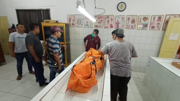 mayat_pria_tak_dikenal_mengambang_di_sungai_bahbolon