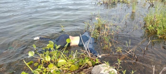 mayat_tak_dikenal_ditemukan_warga_mengapung_di_tepi_danau_toba