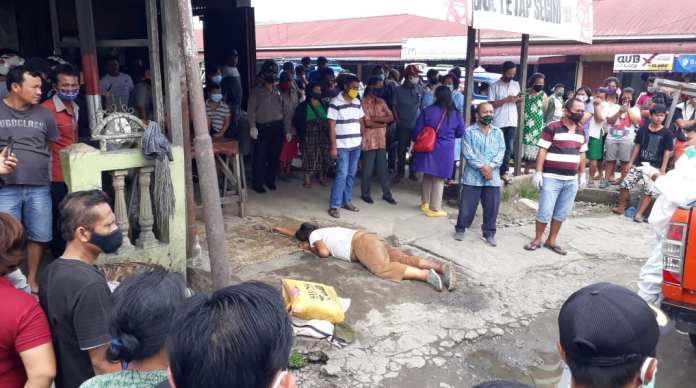 mayat_telungkup_jadi_tontonan_warga_ternyata_holmes_sibuea