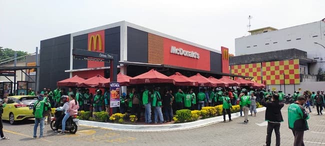mc_donalds_di_jalan_sisingamangaraja_ciptakan_kerumunan_tak_sedikit_pengunjung_abaikan_prokes