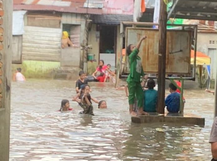 medan_diguyur_hujan_kampung_aur_terendam_banjir