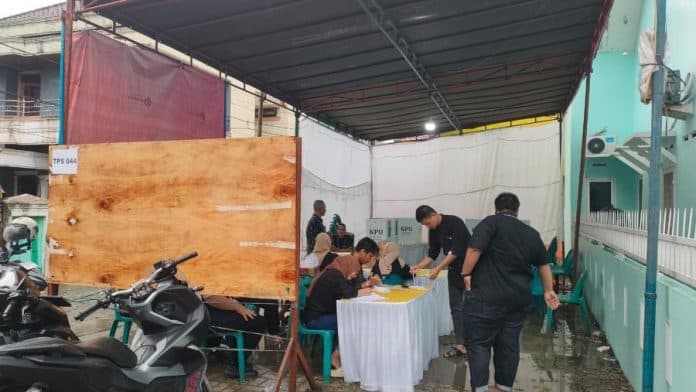 medan_diguyur_hujan_tps_tempat_edy_rahmayadi_nyoblos_masih_sepi
