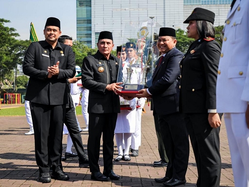 medan_tuntungan_raih_penghargaan_kecamatan_terbaik_i_se_sumut