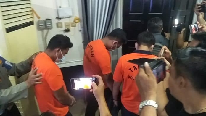 melakukan_kekerasan_satu_dari_3_pria_yang_ngaku_polisi_ternyata_kades