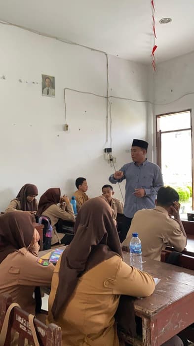 melalui_kurikulum_dan_ekstrakurikuler_implementasikan_pendidikan_lingkungan_hidup_di_sekolah