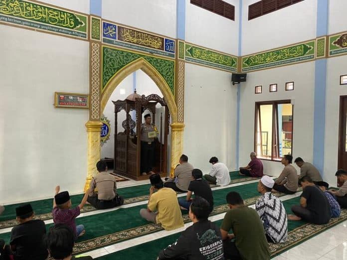 melalui_program_jumat_curhat_kapolres_humbahas_tampung_keluhan_warga