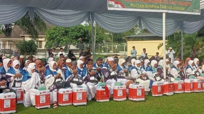melepas_pasutri_pemulung_asal_deli_serdang_berangkat_haji