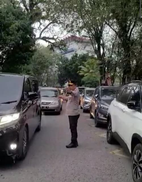 melihat_jalanan_macet_kapoldasu_teriak_woi_lantas_lantas