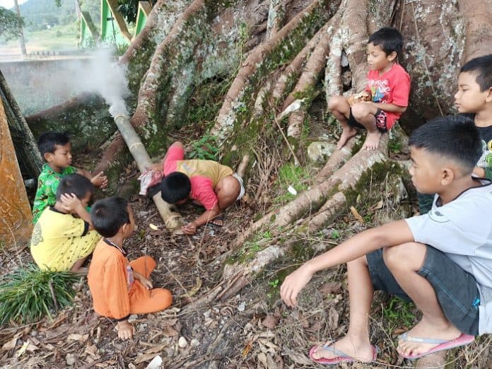 melihat_keseruan_meriam_bambu_jelang_natal_dan_tahun_baru_di_desa_simorangkir