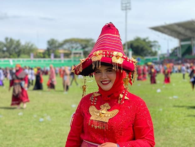 memaknai_hari_guru_nasional_melalui_pakaian_tradisional_karo