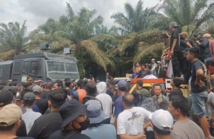 memanas_pendemo_hendak_mendekat_ke_pintu_tol_kisaran_dihadang_water_canon
