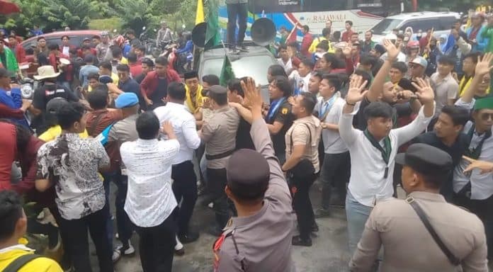 memanas_polres_asahan_bebaskan_mahasiswa_yang_sempat_diamankan_saat_unras