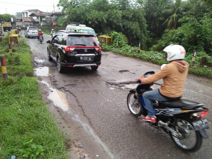 membahayakan_jalan_siantar_tanah_jawa_minta_diperbaiki