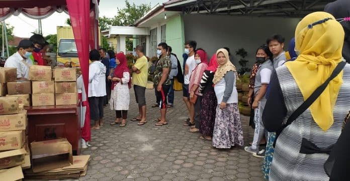 memburu_minyak_goreng_puluhan_warga_gruduk_pasar_murah_di_diskop_siantar