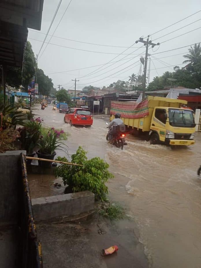 memprihatinkan_jalan_lintas_panei_tongah_bagaikan_sungai_meluap_saat_diguyur_hujan