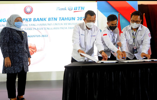 menaker_apresiasi_penandatanganan_pkb_antara_manajemen_dan_sp_bank_btn