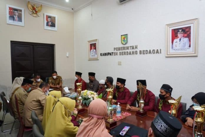 menang_di_tingkat_provinsi_3_peserta_mtq_sergai_dihadiahi_umroh