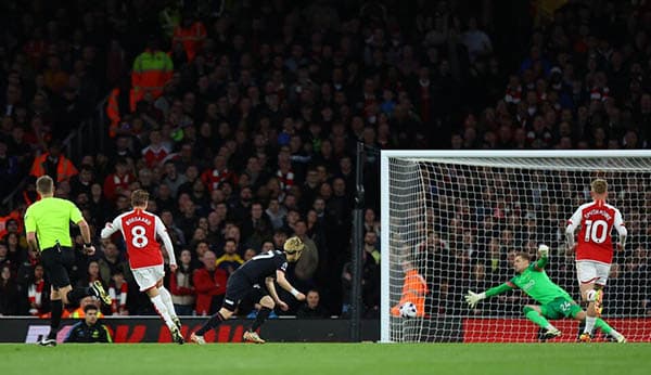 menang_mudah_atas_luton_arsenal_amankan_puncak_klasemen