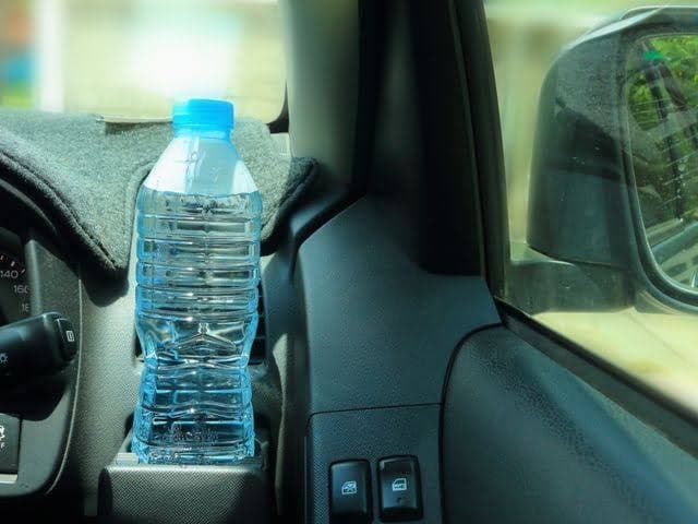 menaruh_air_mineral_kemasan_di_kabin_mobil_ternyata_sangat_berbahaya